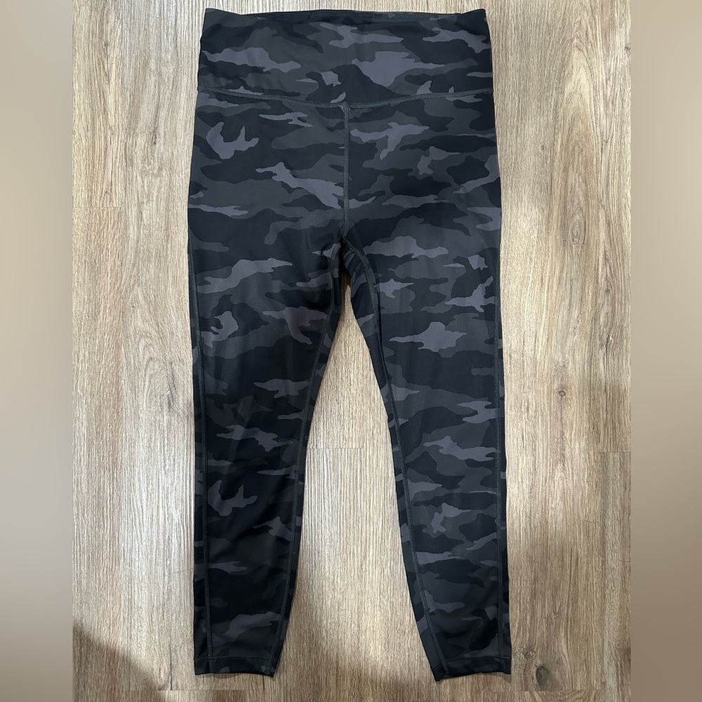 Athleta Black Camo Women’s Ultimate 7/8 Tight Leggings